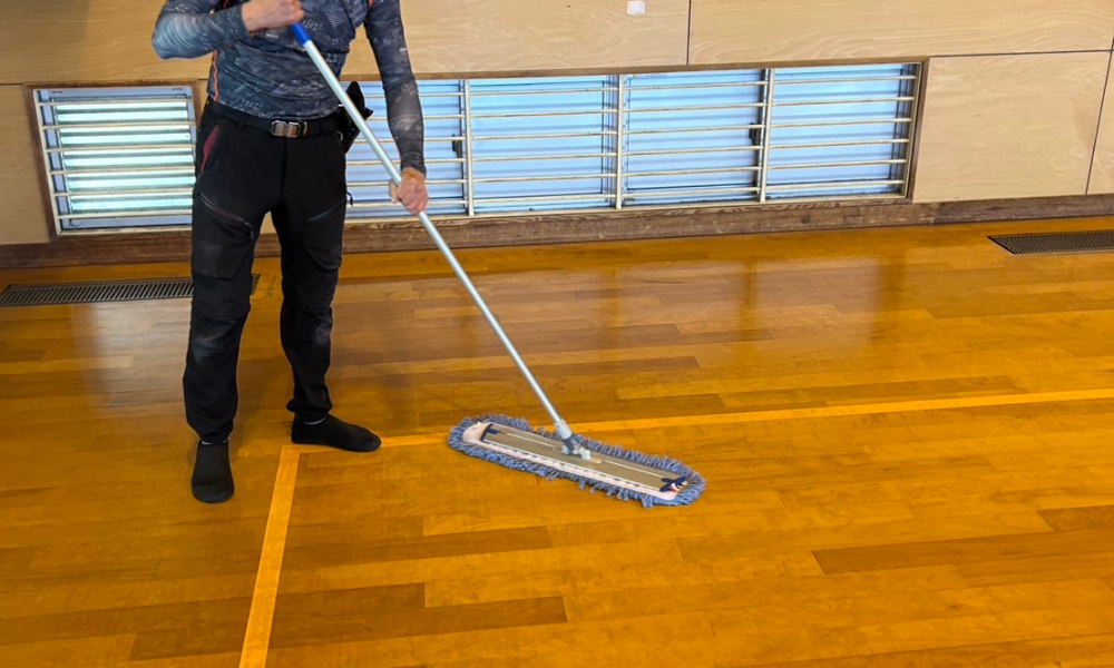 ワックスがけ作業中のプロの清掃スタッフ