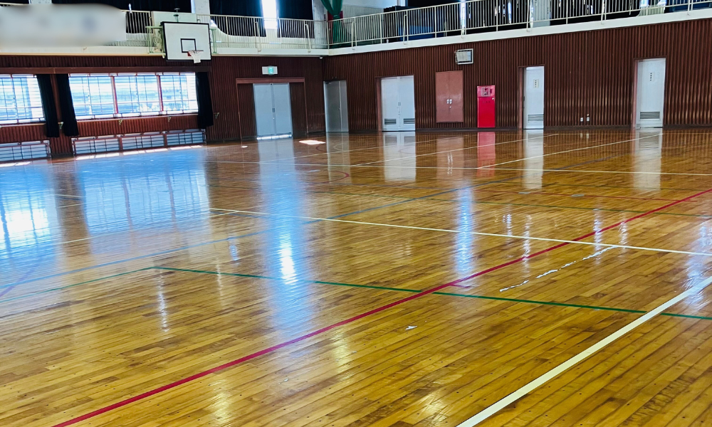 清掃・ワックスがけ後のピカピカになった学校の廊下