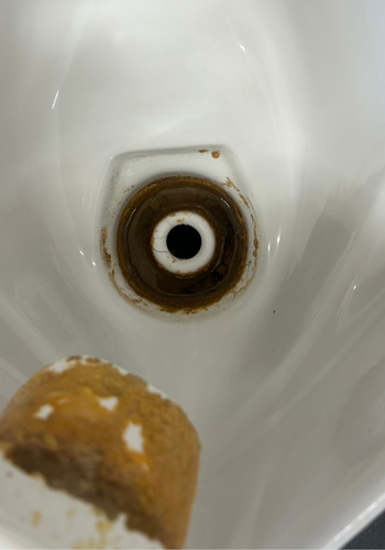 清掃前の汚れた小便器