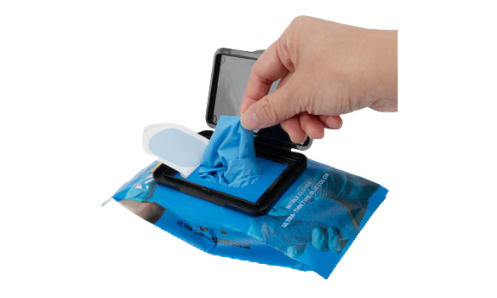 ビニール極うす、ニトリル極うす、ニトリル厚手の使い切り手袋少量パックが並べられた写真