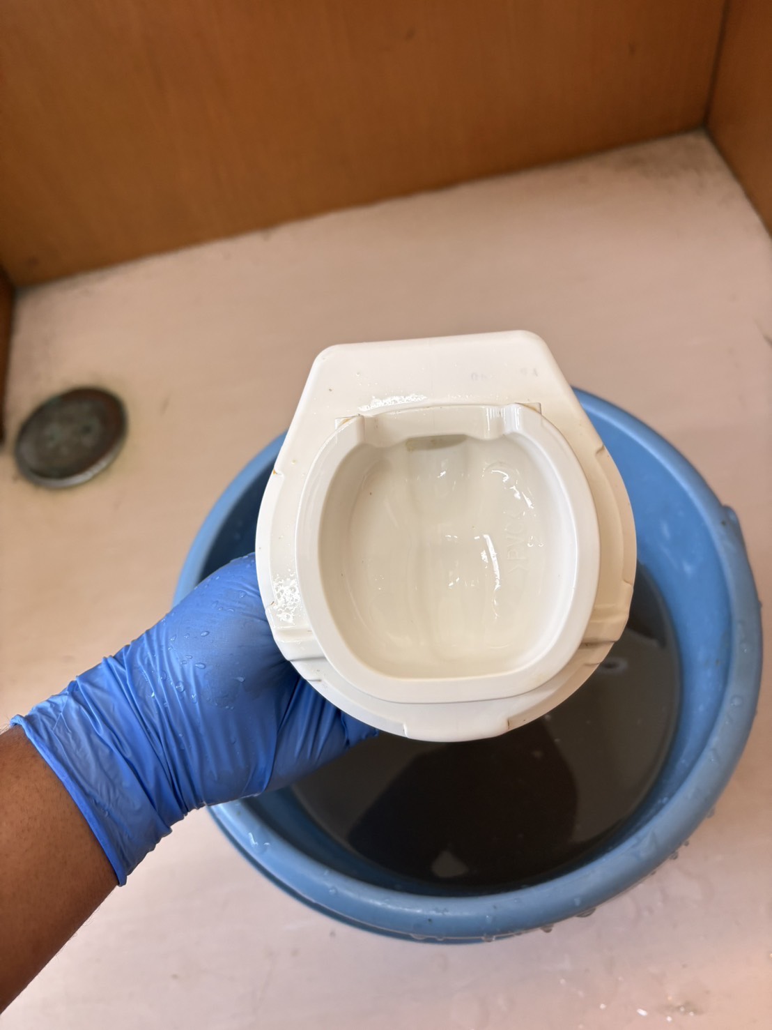 尿石が除去された清掃後の小便器