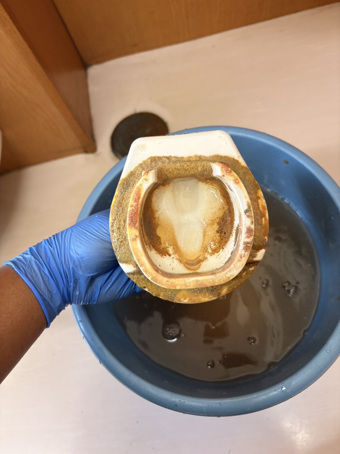 尿石が付着した清掃前の小便器